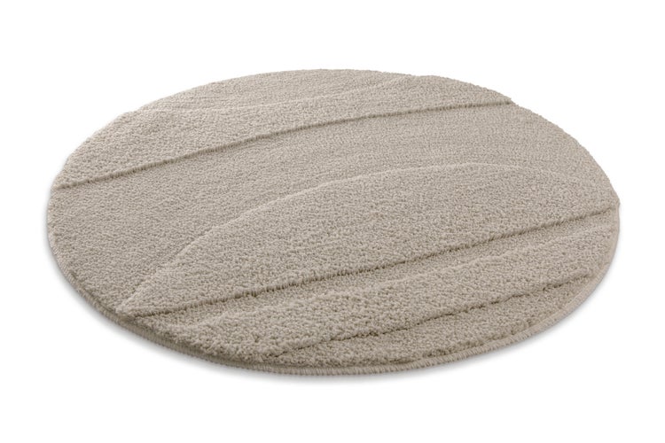 Runder Badeteppich in Beige mit strukturiertem Blattmuster aus weichem Material.