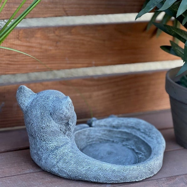Gartendekoration Vogeltränke in Form einer zusammengerollten Katze aus Stein