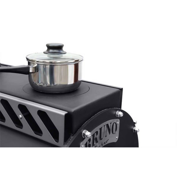 Holzherd mit Kochplatte und Topf