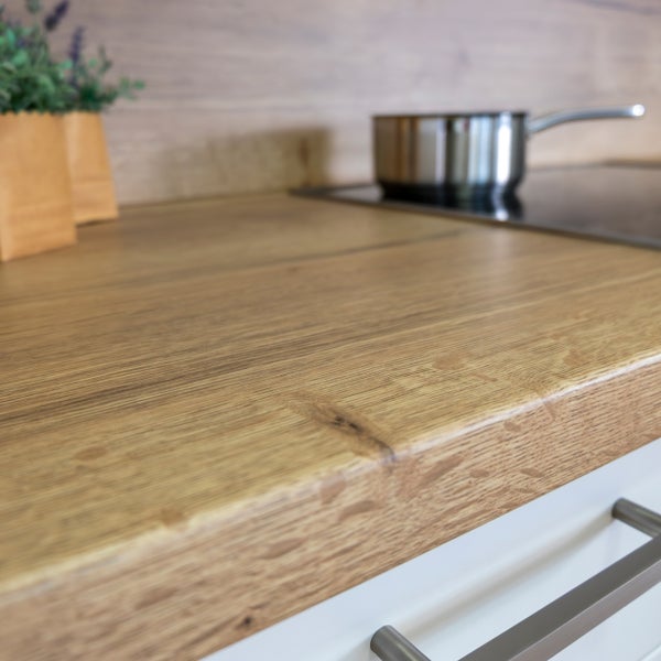 Küchenarbeitsplatte mit Holzstruktur und Edelstahltopf
