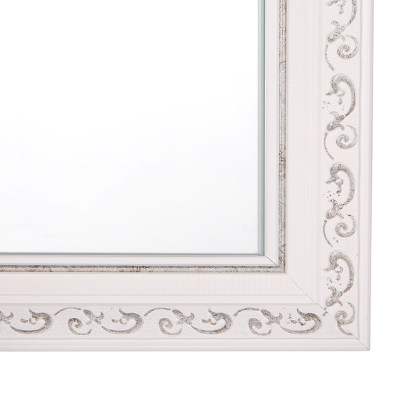 Eckansicht eines Spiegels mit verziertem Rahmen