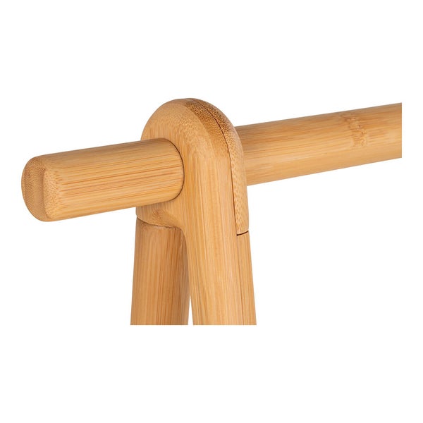 Detailansicht einer stabilen Bambusverbindung mit einer horizontalen Stange, die durch ein vertikales Element geführt ist.