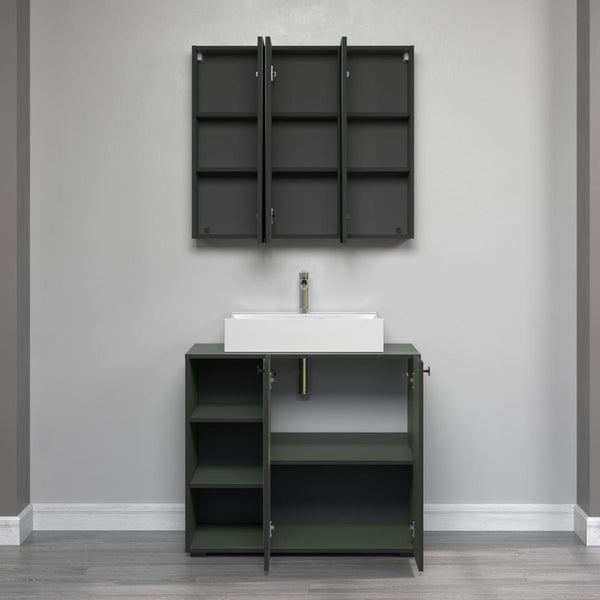 Badezimmer mit Waschtischunterschrank, Waschbecken und Spiegelschrank