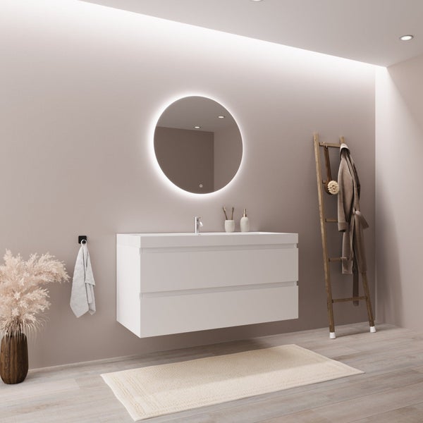 Modernes Badezimmer mit weißem wandhängendem Waschtischunterschrank, zwei Schubladen, rundem LED-Spiegel und dekorativer Holzleiter.
