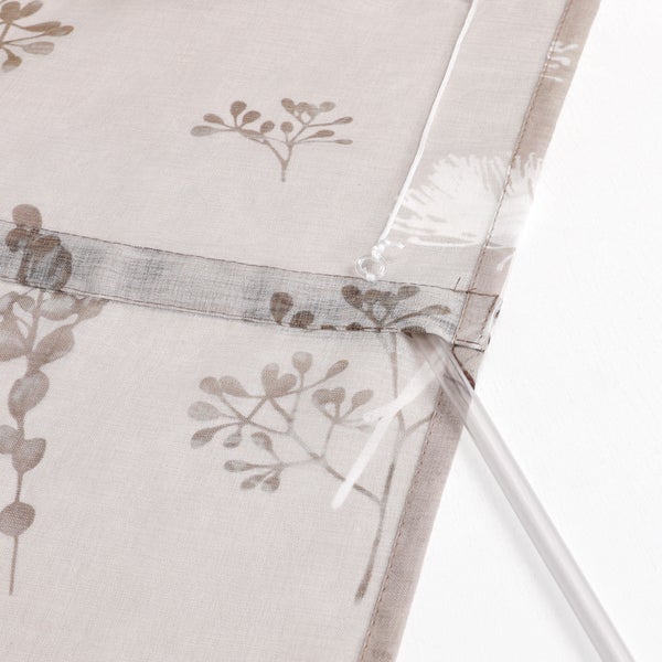 Dekoschalsdetail mit Pflanzenmuster