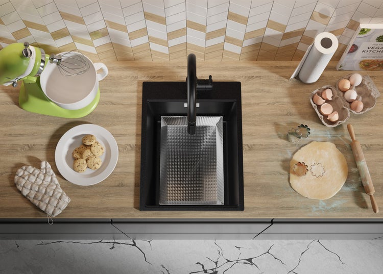 Küchenszene mit Spüle, Armatur, Rührgerät, Backutensilien und Zutaten auf einer Arbeitsplatte.