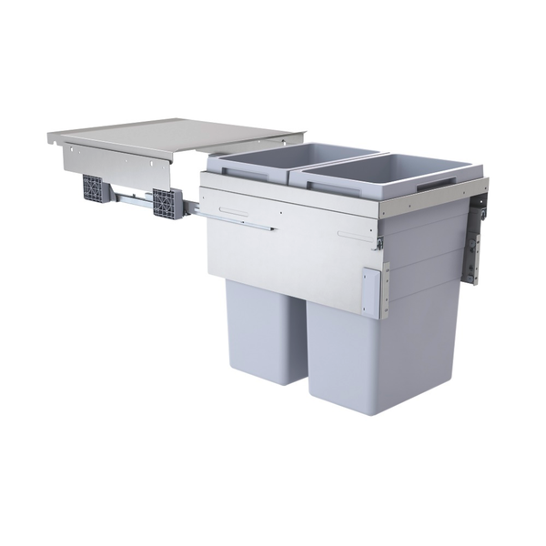 Ausziehbares Mülltrennsystem mit zwei grauen Kunststoff-Abfalleimern und Metallrahmen für Küchenunterschränke.