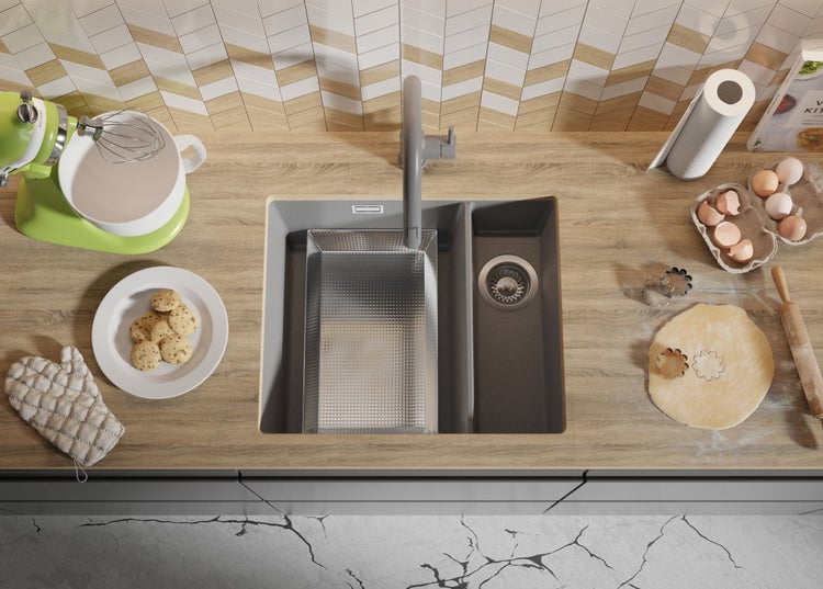 Spüle mit Abtropffläche, umgeben von Küchenutensilien und Zutaten zum Backen