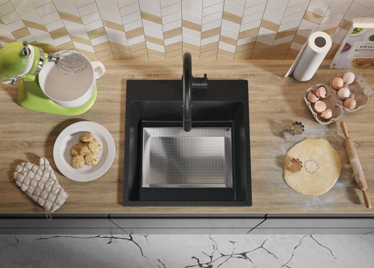 Küchenszene mit Spüle, Armatur, Küchenmaschine, Keksen und Backutensilien auf einer Küchentheke.