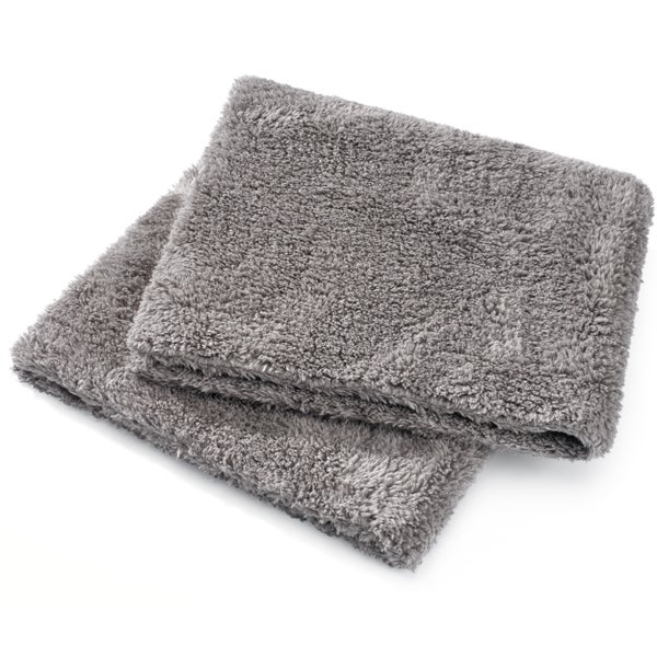 Zwei graue Staubbindetücher aus Mikrofaser liegen übereinander.