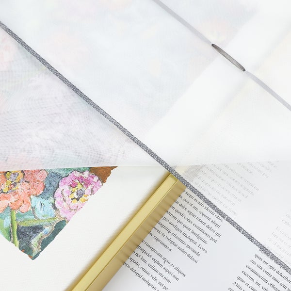 Gardine mit Blumendesign und Text