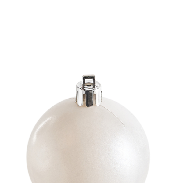 Weihnachtskugel mit silberner Aufhängung