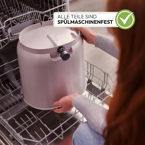 Person komprimiert Bioabfall in einem Eimer