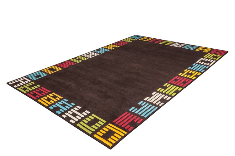 Rechteckiger dunkelbrauner Teppich mit bunter geometrischer Bordüre aus kleinen Rechtecken.