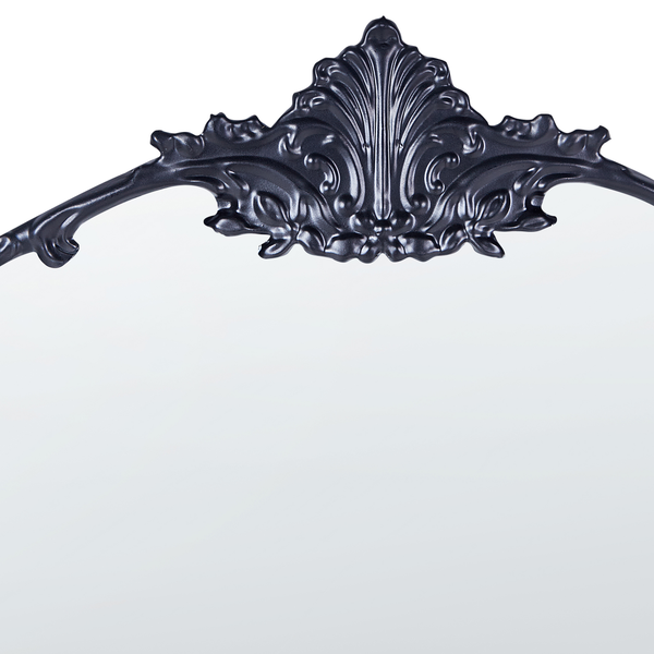 Detailansicht eines Spiegels mit verzierter Umrandung