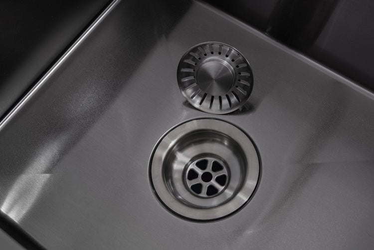 Edelstahl Küchenspüle mit Siebkorbventil und herausnehmbarem Siebeinsatz für den Küchenabfluss.