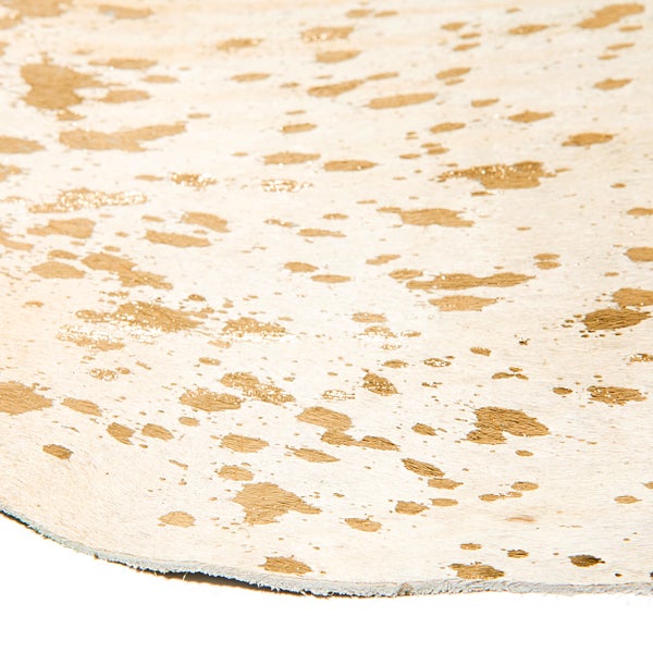 Kuhfell-Teppich mit goldenem Metallic-Effekt, Detailansicht von Oberfläche und Kante.