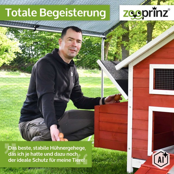 Ein Mann kniet neben einem Zooprinz Hühnerstall mit Freilaufgehege im Garten und nimmt Eier aus der Nistbox.