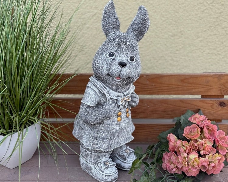 Dekofigur Hase im Kleid aus Kunststein für Garten und Balkon.