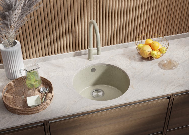 Runde Küchenspüle mit Armatur auf einer Küchentheke