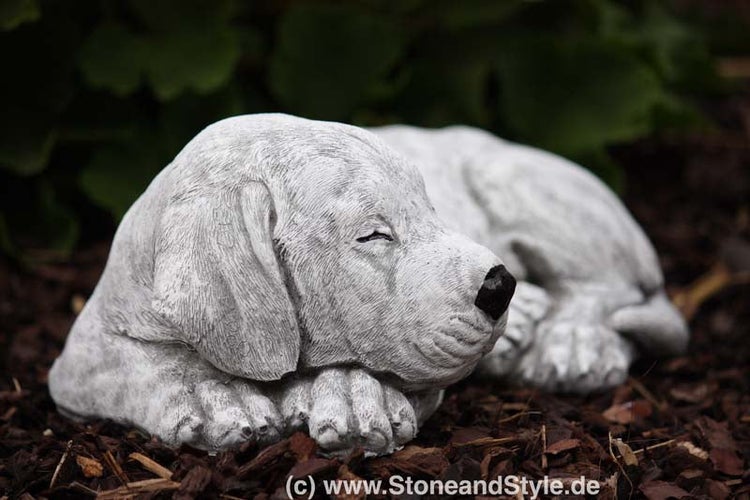 Steinfigur liegender Hund als dekorative Gartenfigur aus witterungsbeständigem Material