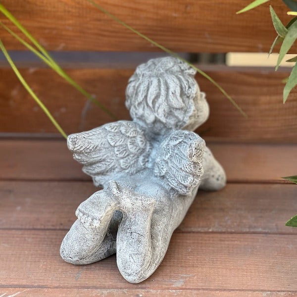 Steinfigur Engel liegend als Gartendekoration für den Außenbereich