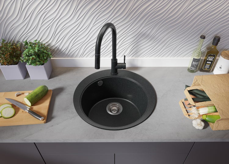 Runde Küchenspüle mit Armatur, Arbeitsplatte und Lebensmitteln