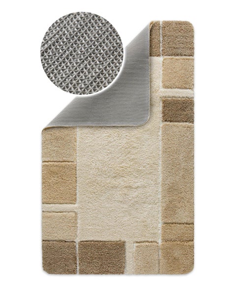 Rechteckige Badematte mit Karomuster in Beige und Braun, flauschige Textur, rutschfeste Unterseite und Detailansicht der Noppenstruktur.