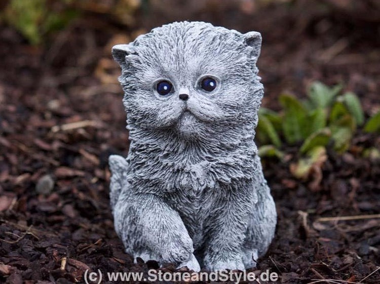 Gartenfigur Katze aus Steinguss in detaillierter Ausführung für die Gartendekoration.