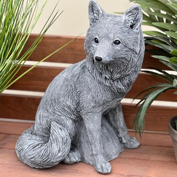 Dekorative Gartenfigur Fuchs aus wetterfestem Kunststein für den Außenbereich