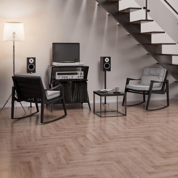 Wohnzimmer mit Schallplattenspieler, Lautsprechern, Sessel und Treppe