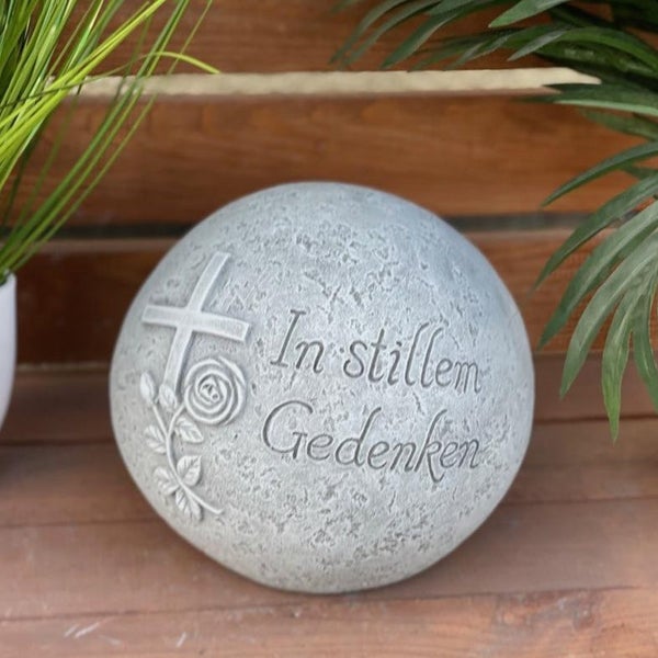 Runder Grabstein aus Stein mit eingraviertem Kreuz und Rosenmotiv sowie der Inschrift In stillem Gedenken für die Grabgestaltung