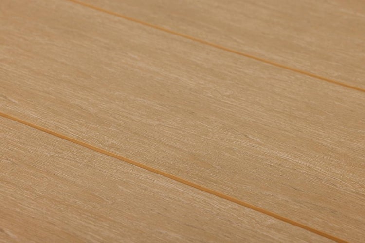 Nahaufnahme von Laminatboden in Holzoptik mit natürlicher Maserung und sichtbaren Fugen.