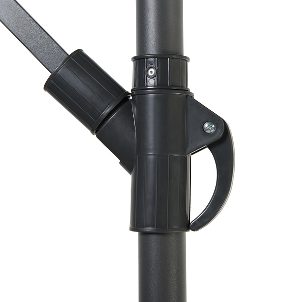 Detailaufnahme des Schiebemechanismus eines Sonnenschirms mit Kunststoffgriff an einem Metallmast.