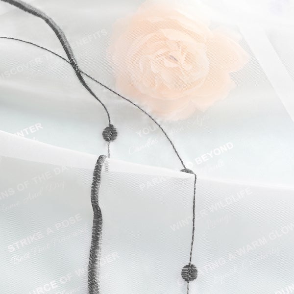 Dekorativer Gardinenstoff mit Rosenmuster und Stickereien