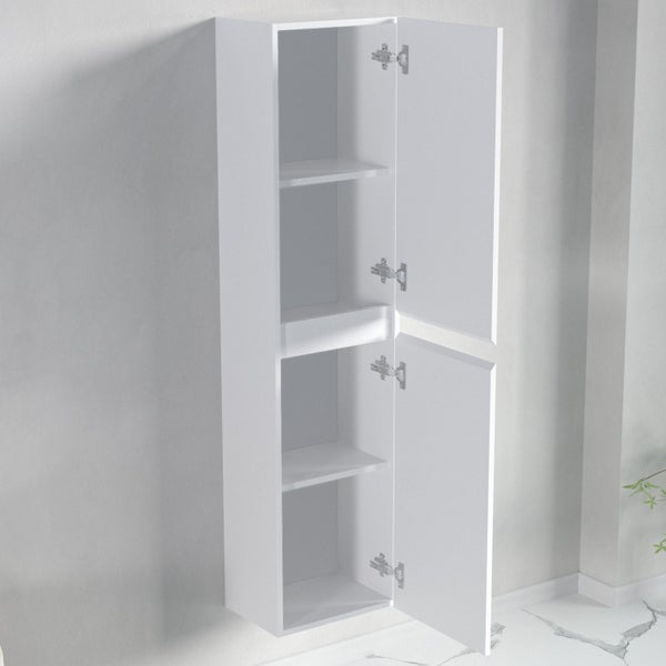 Wandhängender Bad-Hochschrank in Weiß mit zwei offenen Türen und vier Ablagefächern.