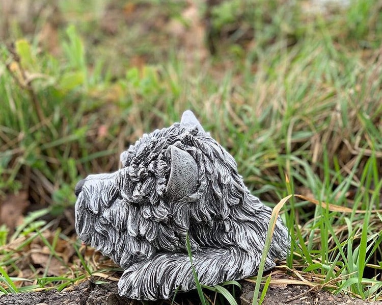 Gartenfigur Hundekopf mit detailgetreuer Fellstruktur für die Gartendekoration.