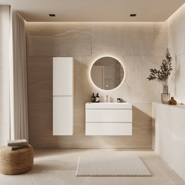 Modernes Badezimmer mit weißem Waschtisch, rundem LED-Spiegel und weißem Hochschrank vor sandfarbenen Steinfliesen.