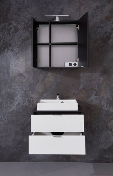 Badezimmer mit Waschbecken, Unterschrank mit Schubladen und Spiegelschrank mit offener Tür