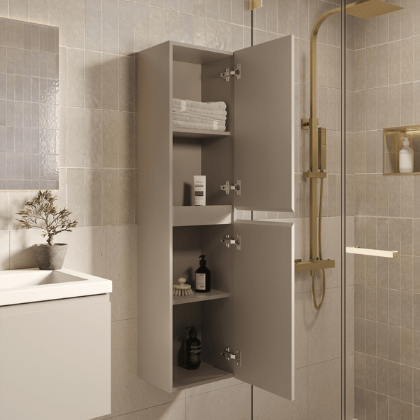 Wandhängender Badezimmer-Hochschrank mit zwei geöffneten Türen, gefüllt mit Handtüchern und Pflegeprodukten, in einem modernen Badezimmer.