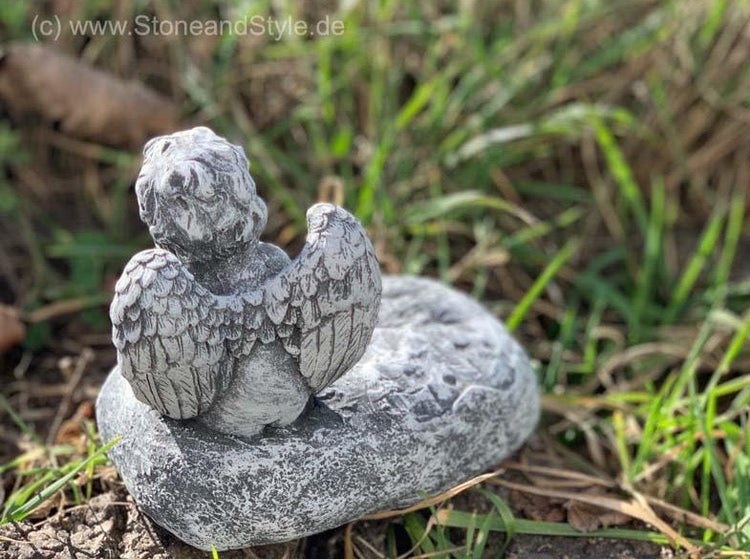 Steinfigur Engel als Grabschmuck oder Gartendekoration aus witterungsbeständigem Material