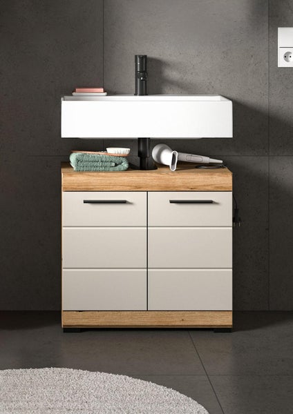 Badezimmer mit Waschbeckenunterschrank mit Schubladen, Waschtisch, Armatur und Accessoires.