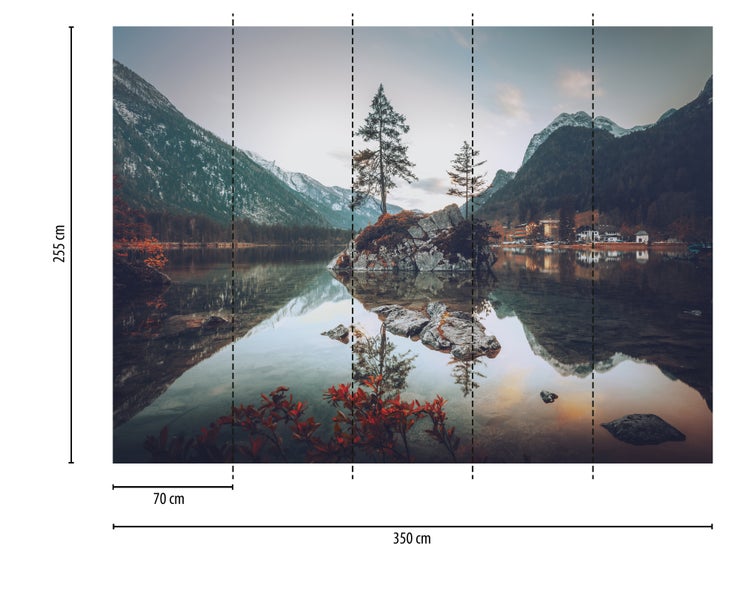 Fototapete mit Bergsee, Spiegelung im Wasser, Insel mit Bäumen, schneebedeckte Berge, 350 mal 255 Zentimeter, 5 Bahnen à 70 Zentimeter.