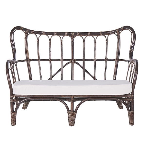 Rattanbank mit weißem Sitzkissen