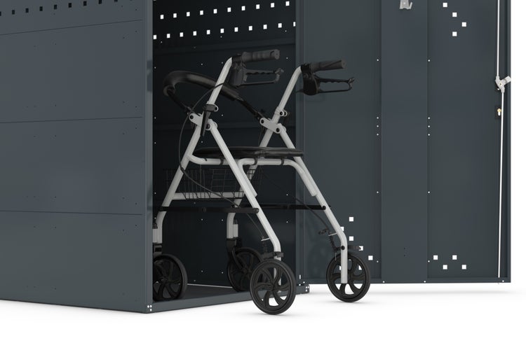 Rollator in einem Geräteschuppen