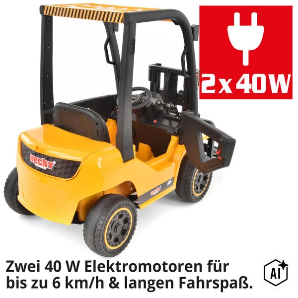 Ein Kind sitzt in einem Hecht Gabelstapler Spielzeugfahrzeug, winkt und trägt einen Bauhelm, inklusive Palette.