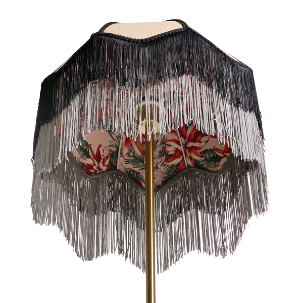 Stehlampe mit Fransen und Blumenmuster