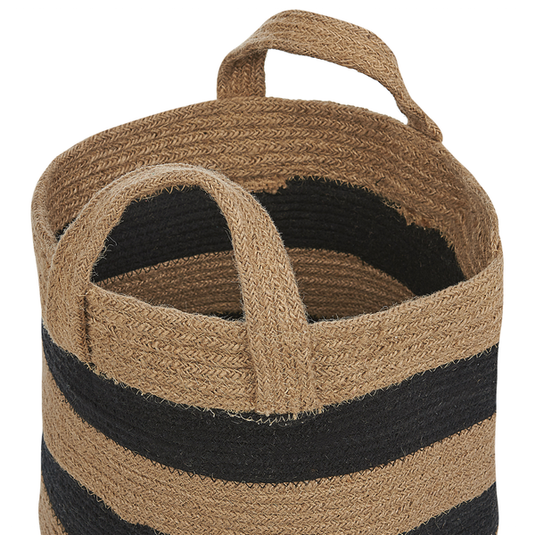 Geflochtener Aufbewahrungskorb aus Jute mit zwei Henkeln und schwarz-braunem Streifenmuster.