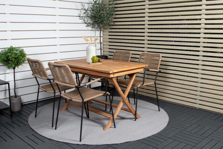 Gartenszene mit Holztisch und Stühlen auf einer Terrasse mit Holzboden