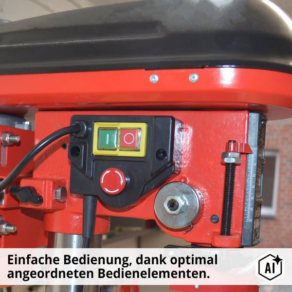 Bedienelemente einer Tischbohrmaschine mit Ein Ausschalter und Not Aus Schalter für einfache Bedienung.